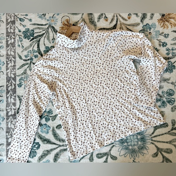 Vintage Tops - Vintage Ditsy Floral Print White Turtleneck Top